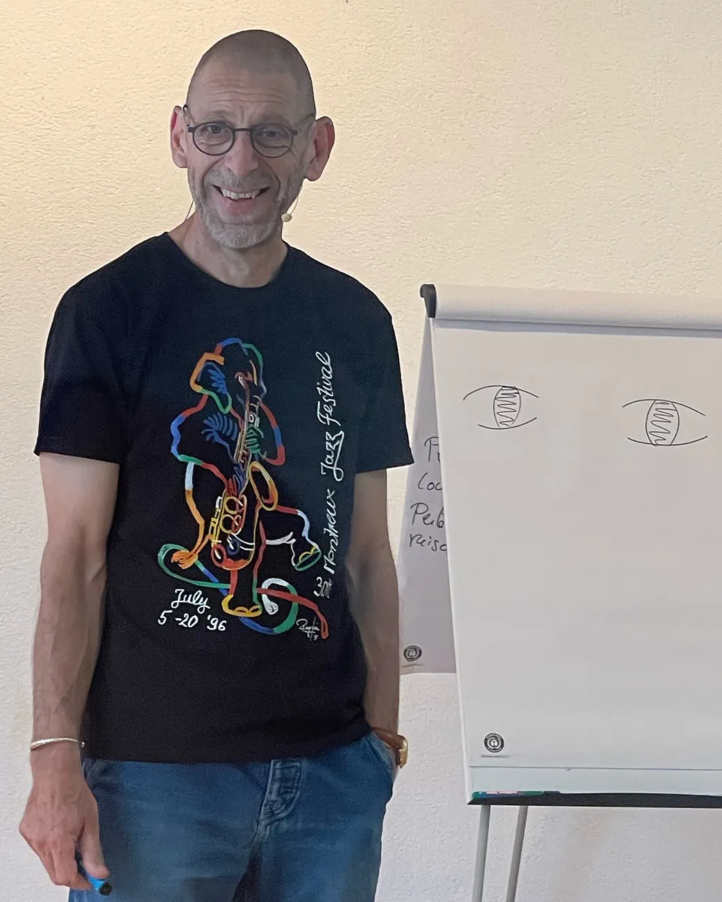 Denis Jaccard, souriant, anime une formation, en t-shirt du Montreux Jazz Festival orné d’un saxophoniste