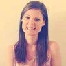 Fanny Constantin, longs cheveux bruns, grand sourire, sur fond clair