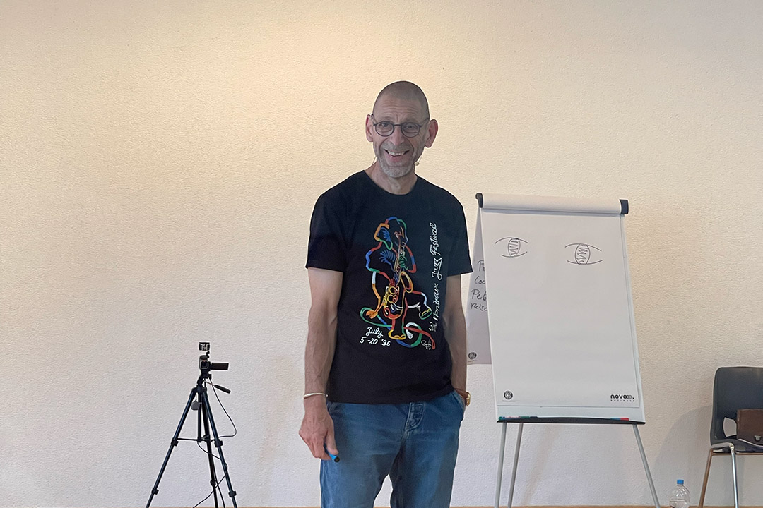 Denis Jaccard anime une journée du cursus d’hypnothérapeute devant un tableau de conférence